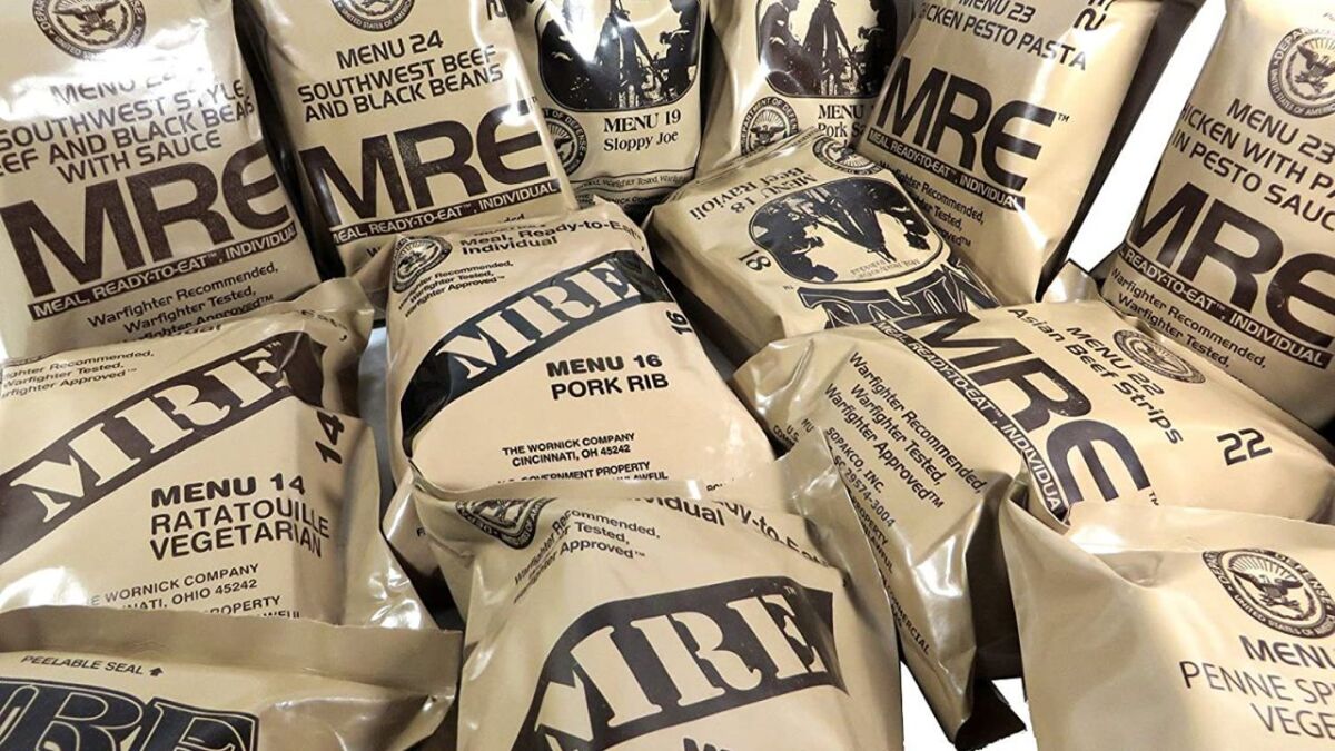 MRE steht für Meal, Ready-to-Eat und bezieht sich auf verzehrfertige Mahlzeiten, die entwickelt wurden, um Soldaten und andere Personen mit Nahrung zu versorgen, die unterwegs oder in abgelegenen Gebieten sind, wo eine konventionelle Küchenausrüstung nicht verfügbar ist.