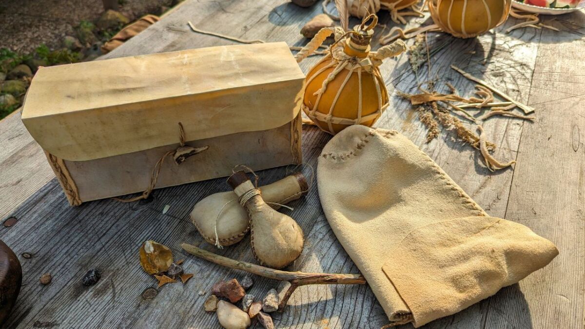 naturhandwerk ausruestung aus rohhaut flaschenkuerbis wildleder