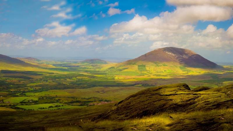 Die Nephin Beg Range ist ein großer Gebirgszug in Irland