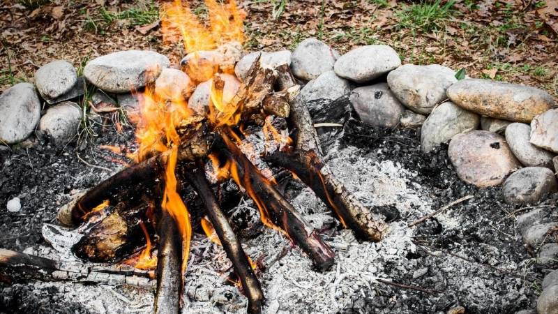 perfekte bushcraft feuerstelle