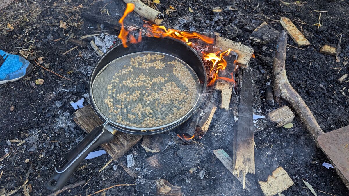 popcorn auf dem lagerfeuer