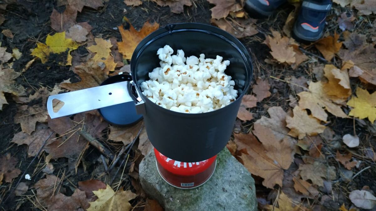 popcorn im wald mit gaskocher