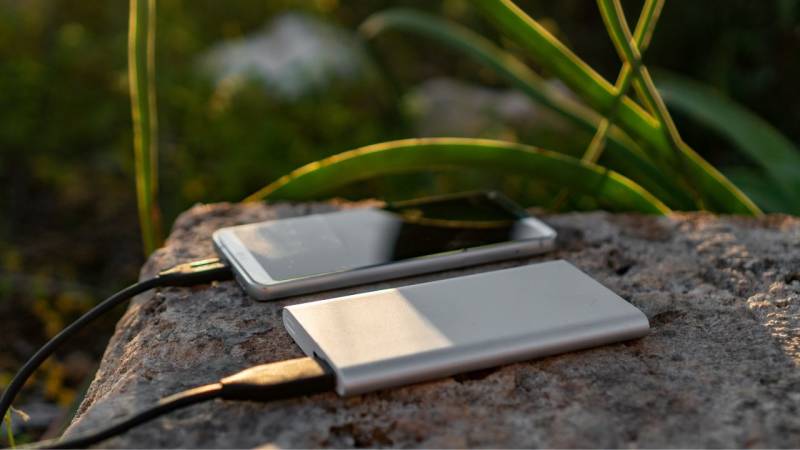 The optimal effect is currently achieved by power banks with a capacity of 10000 mAh to 20000 mAh. The interplay between energy density and weight is optimal in these devices.