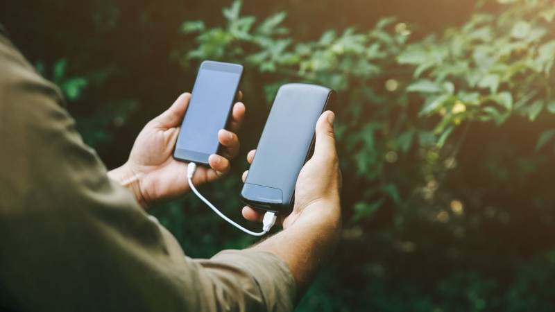 powerbank laedt smartphone im wald auf