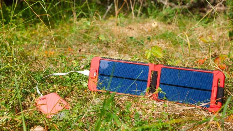 Powerbanks mit Solarpaneel empfehle ich nicht, weil meistens der Akku in der Hitze liegt und die Solarpaneels extrem langsam aufladen