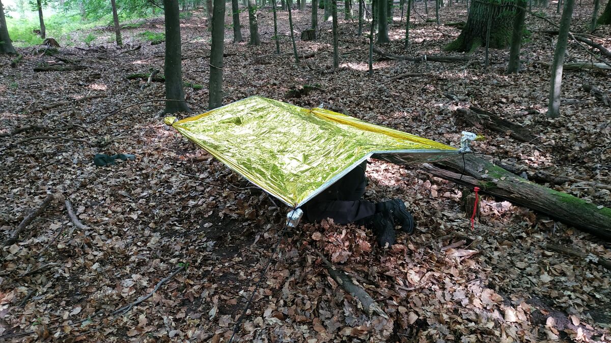 rettungsdecke als shelter oder sonnenschutz aufbauen 2