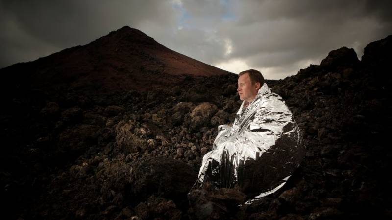 A rescue blanket not only keeps you warm in emergencies, but is also useful under the sleeping mat or as a reflector