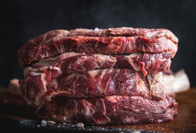 Rohes Fleisch ist die Hauptzutat, um Trockenfleisch herzustellen
