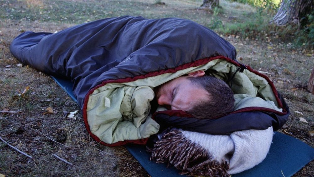 schlafen auf einer isomatte mit schlafsack