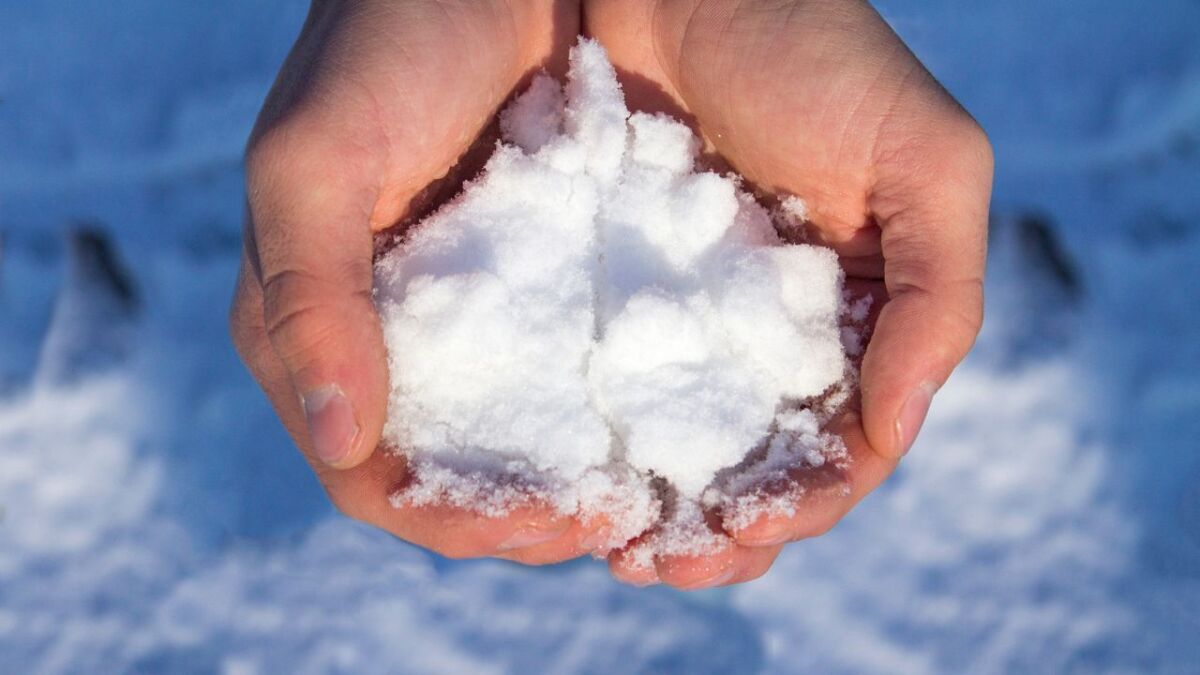 schnee in der hand