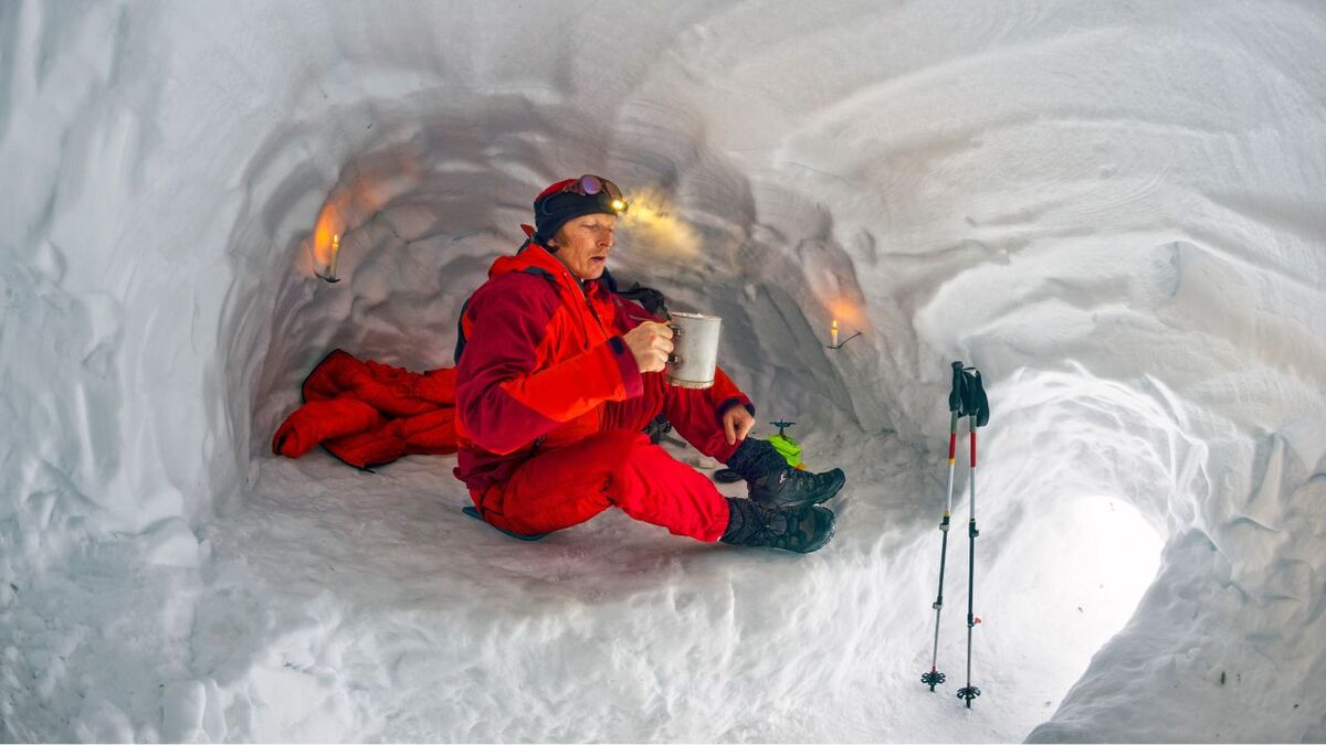 Achte darauf, dass dein Schlafbereich in der Schneehöhle wesentlich höher ist als der Eingang.