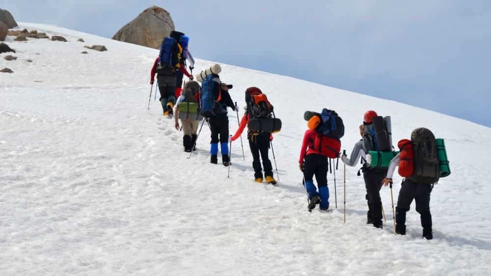 Wandern im Schnee ist eine großartige Möglichkeit, Zeit mit Freunden und Familie zu verbringen. Du kannst auch neue Freunde finden, die deine Interessen teilen, wie z. B. Wandern. Das herausfordernde Gelände und die schöne Aussicht schaffen ein unvergessliches Erlebnis für Sie alle.