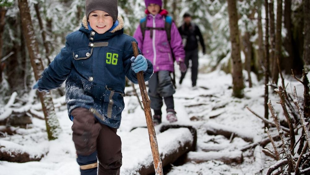 Snow hiking with children is an activity that makes everyday feel like a winter wonderland. This outdoor activity is simple and can be done anywhere as long as there is snow.