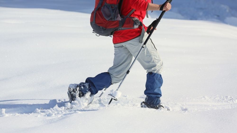 An einem verschneiten Tag einen Berg hinauf zuwandern ist keine leichte Aufgabe. Wenn der Schnee eine Tiefe von 30 cm erreicht, wird es schwieriger zu wandern und kann sogar zu Verletzungen führen. Es gibt ein paar Dinge, die du beim Schneewandern beachten solltest.