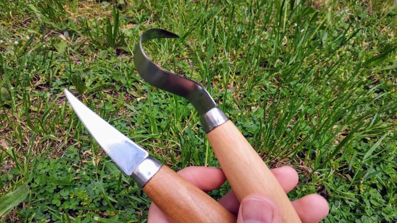 The basic equipment for spoon carving: A small carving knife and a peeling knife