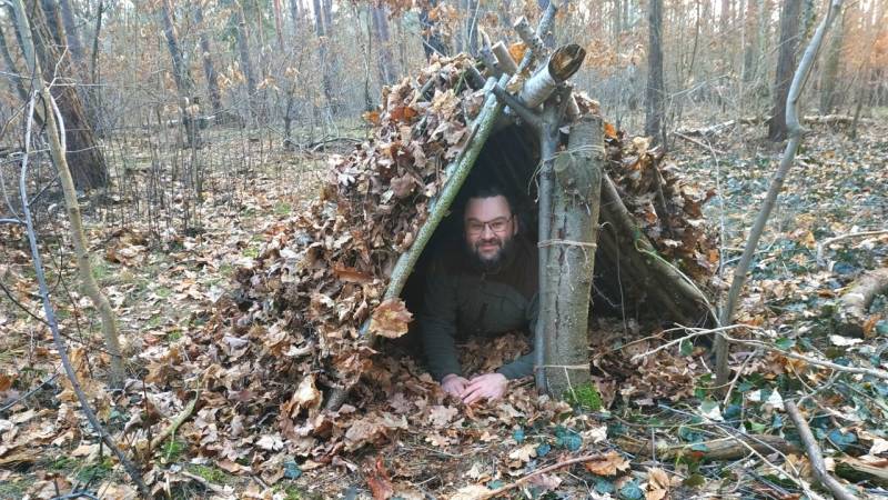 A shelter is quickly built with a knife and saw - it keeps you warm at night, provided you find enough leaves for insulation