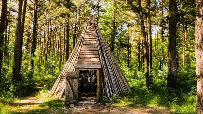 Ein aufwändig gebautes Tipi-Shelter