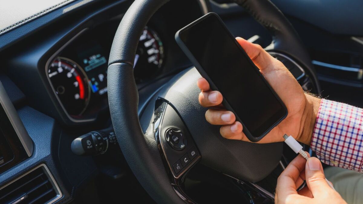 smartphone laden im auto