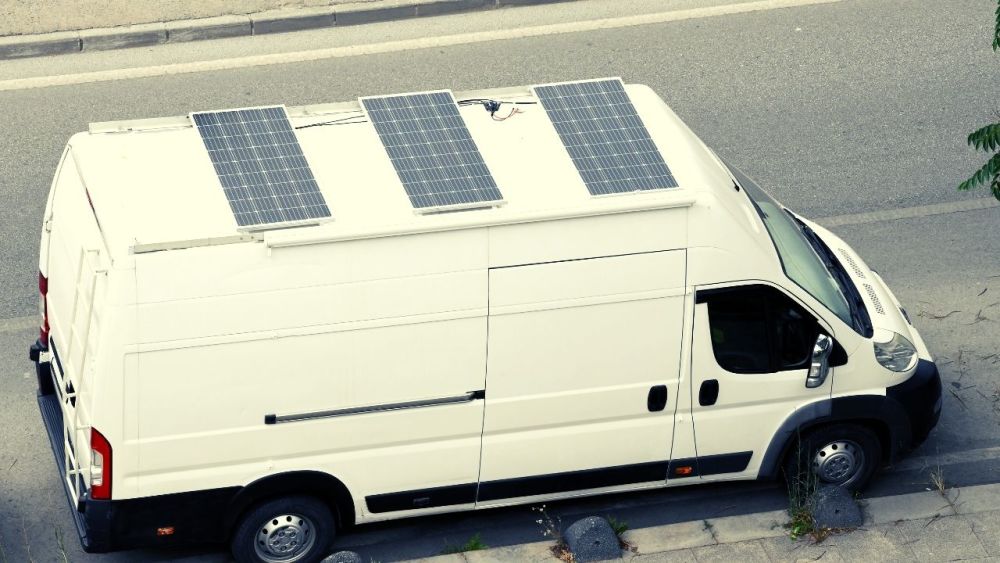 solarpnael auf dach von lieferwagen
