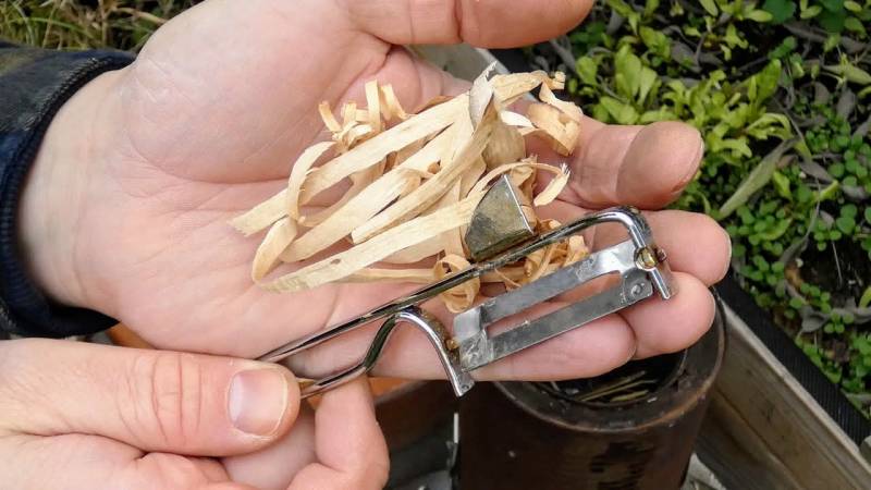 With a peeler, you create coarse wood shavings