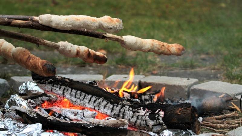 Für Stockbrot brauchst du nur ein Feuer - der Teig ist einfach zu machen