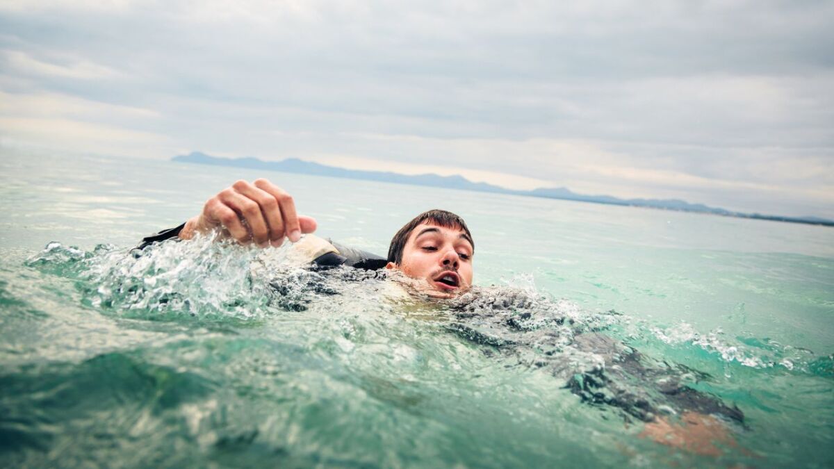 How to survive a plunge into cold water?