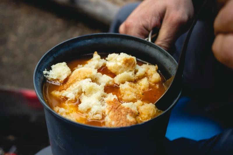 suppe mit dem hobo ofen erhitzen