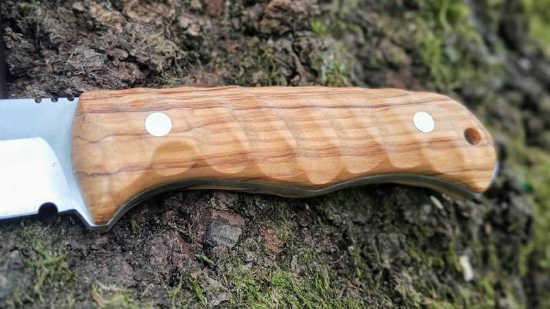 The handle is made of olive wood and is 11.7 cm long