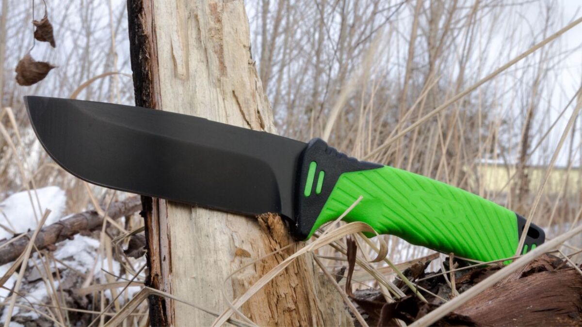 Survival-Messer besitzen verschiedene Griffarten – wähle einen aus, bei dem dein Messer sicher in der Hand sitzt und nicht rutscht bei Feuchtigkeit