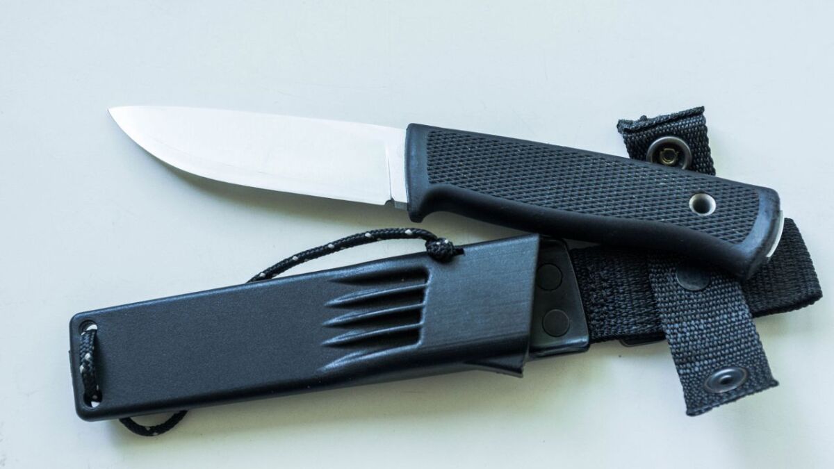 Zu einem Survival-Messer gehört eine sichere, robuste und funktionale Messerscheide