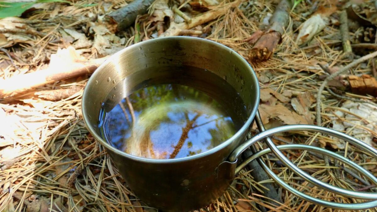 Klares Wasser nach dem das Wasser durch den Survival-Wasserfilter gefiltert wurde