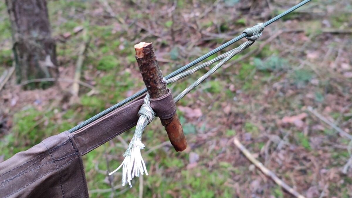 Mit dem Prusikknoten spannst du dein Tarp auf der Hauptleine perfekt ab