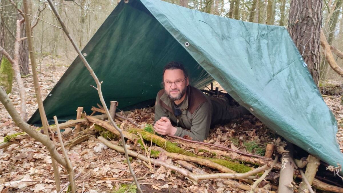 Securing a tarp using natural materials - Activities