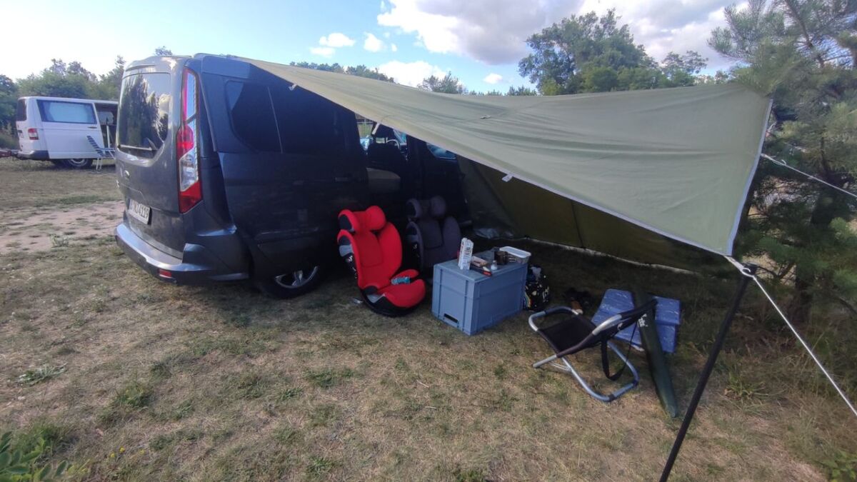 Ein Tarp beim Autocamping