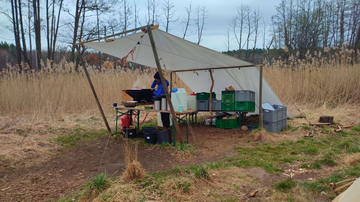 tarp plane um bereich zu schuetzen