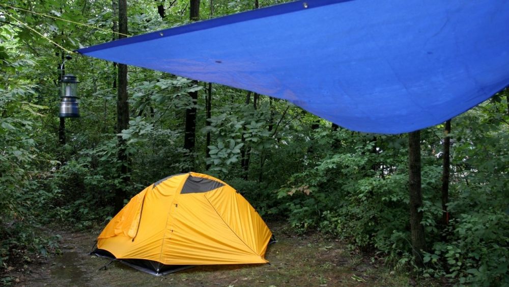 Ein Tarp kann als Schattenspender, aber auch als Regenschutz genutzt werden