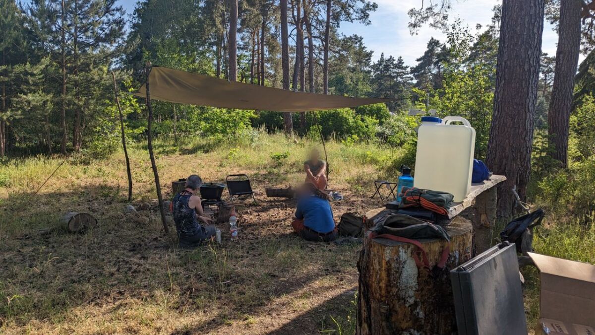 Mitten in der Hitze im Camp? Dann hilft dir ein Tarp gegen die pralle Sonne.