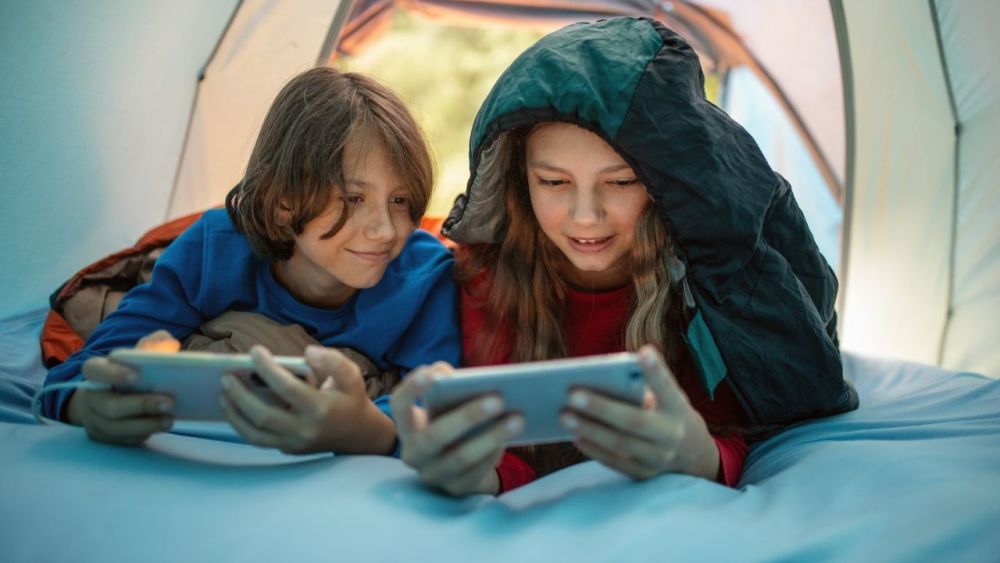 Das bringt Abwechslung und Beruhigung: ein Smartphone, ein Tablett oder ein kleiner Computer.