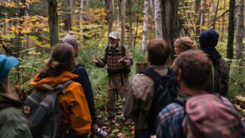 Kernroutinen der Wildnispädagogik: Mehr Naturverbindung