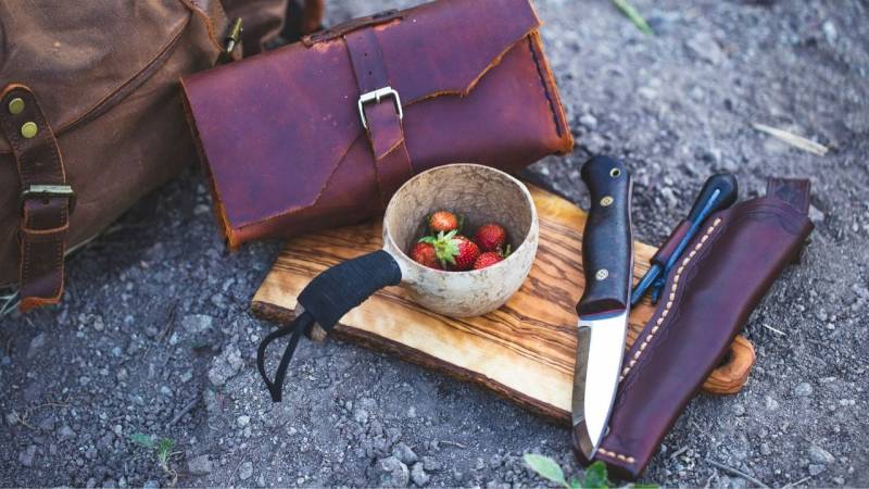 Der traditionelle Bushcrafter begeistert sich für Holz- und Lederverarbeitung sowie für das indigene Wissen und die Fertigkeiten unserer Vorfahren