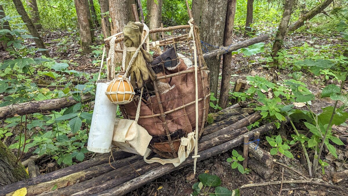 Wildverwertung: Was du aus einem Reh alles machst Vieles von meiner Ausrüstung ist aus tierischem Materialien, wie Rohhautschnüre, Behälter aus Rohhaut, Leder, Behälter usw.