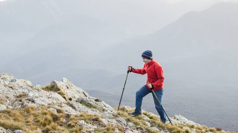 trekkingstoecke unebenes gelaende