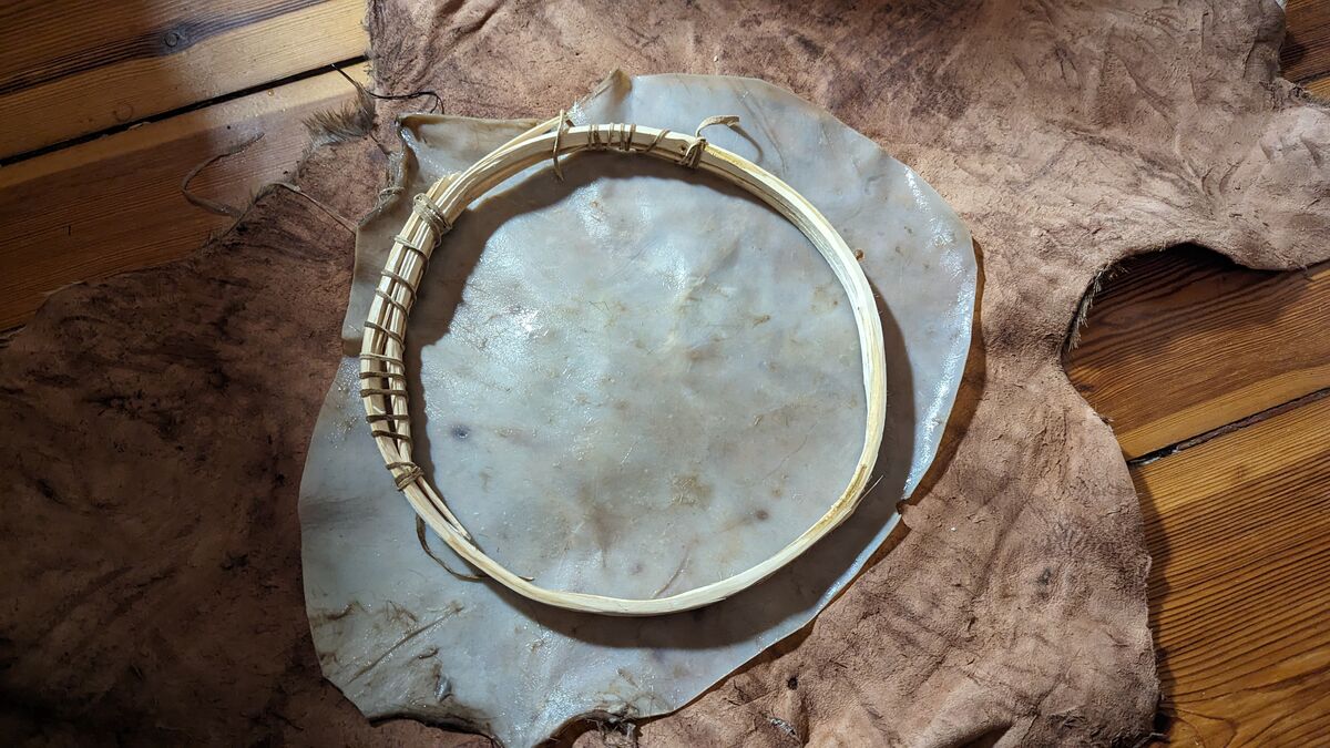Eigene Trommel bauen (nur aus Material aus der Natur) trommel selbst bauen diy wildnisfertigkeiten 16 ring auf rohhaut