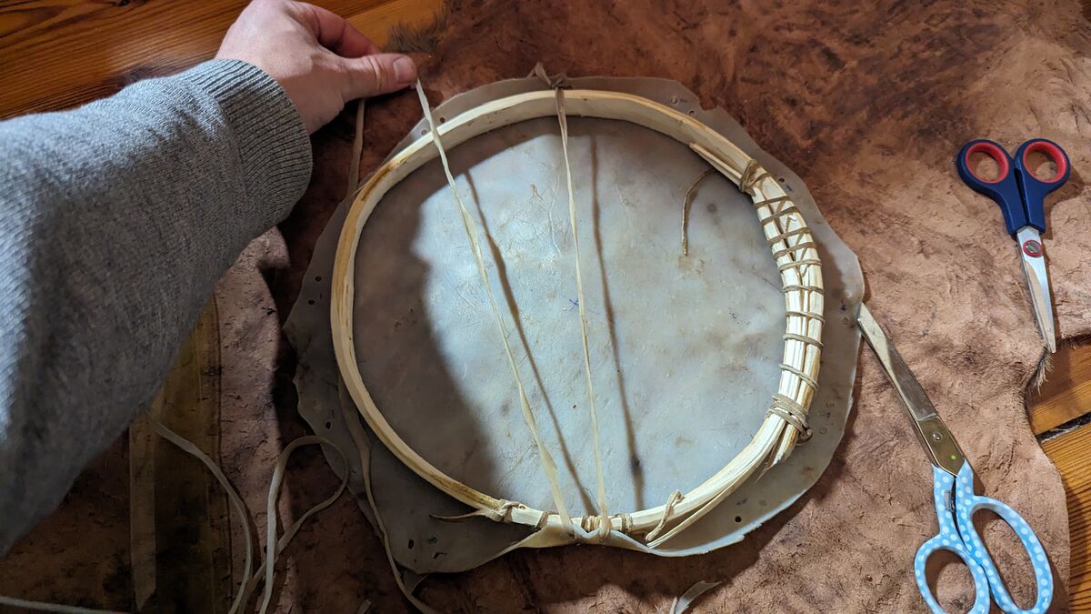 Eigene Trommel bauen (nur aus Material aus der Natur) trommel selbst bauen diy wildnisfertigkeiten binden