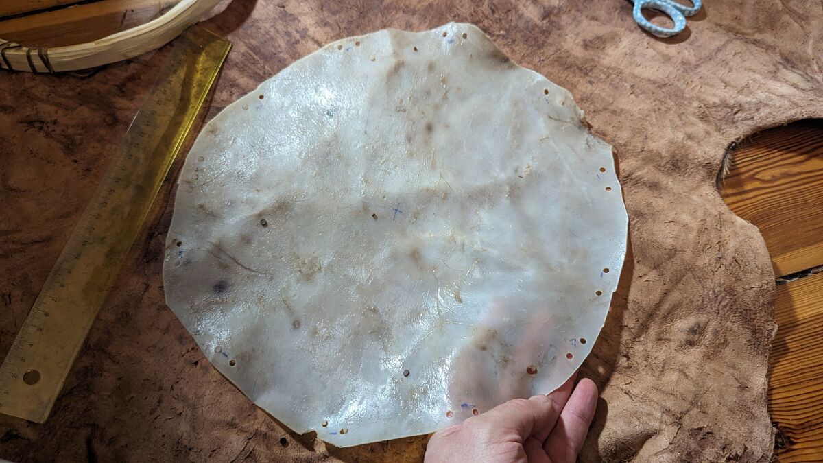 Eigene Trommel bauen (nur aus Material aus der Natur) trommel selbst bauen diy wildnisfertigkeiten loecher stechen