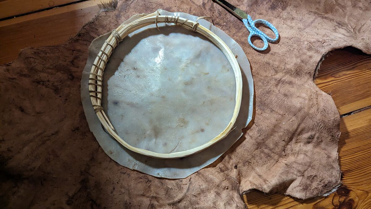 Eigene Trommel bauen (nur aus Material aus der Natur) trommel selbst bauen diy wildnisfertigkeiten rahmen und haut