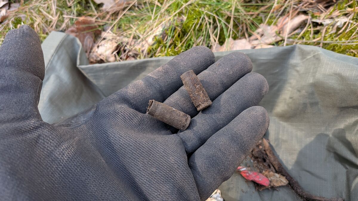 verrostet metall huelse handschuh gras