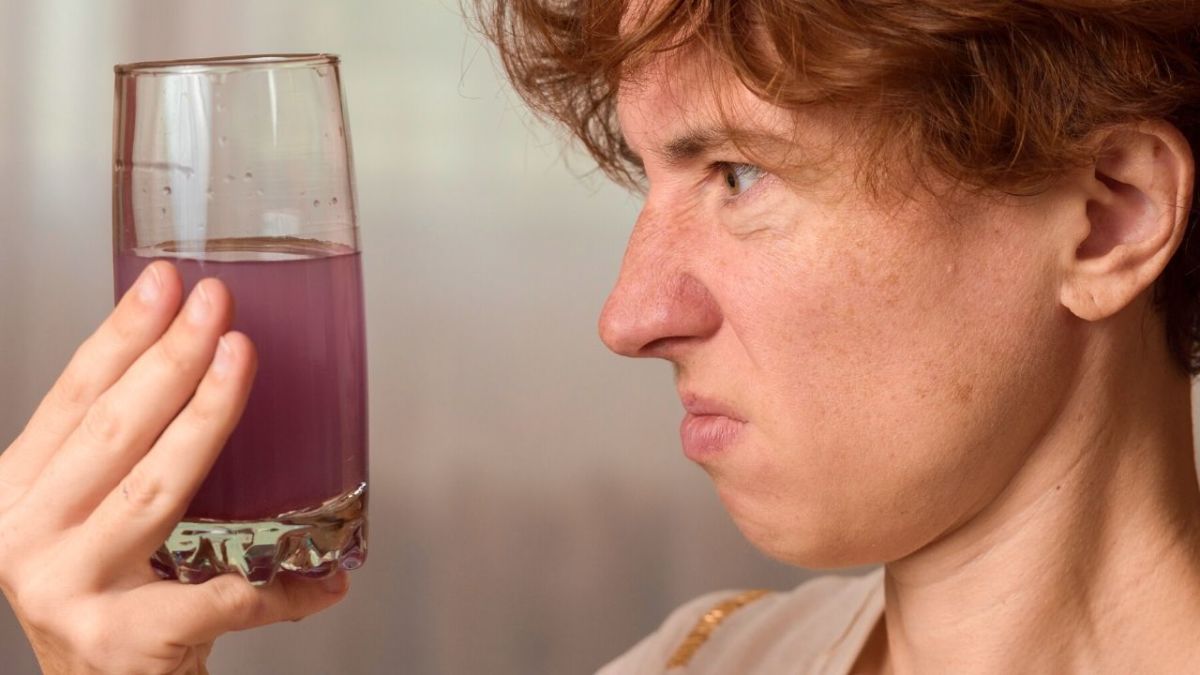 Verunreinigtes Wasser erkennst du an der Farbe, am Geruch und am Aussehen