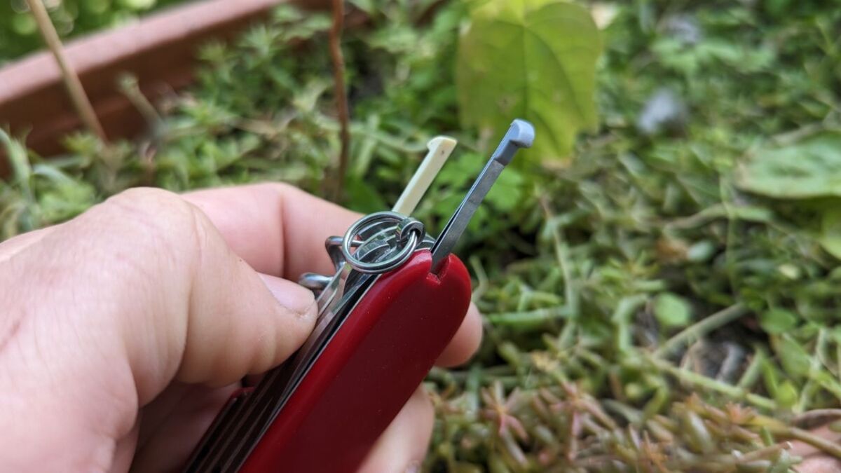 The toothpick and tweezer are well placed in the handle scales