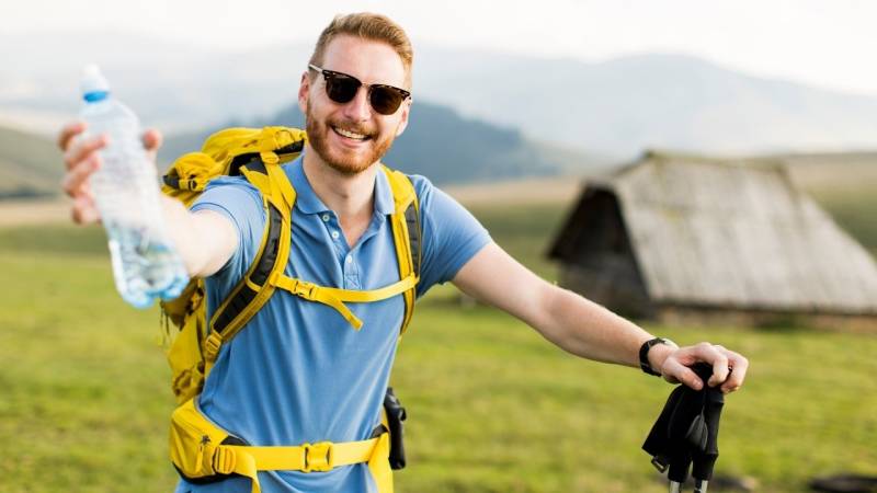 Eine gesunde Ernährung und viel Trinken ist wichtig beim Wandern